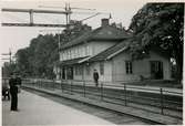 Ockelbo station anlades 1874. På 1940-talet moderniserades expeditionslokalerna. Mekanisk växelförreglin. Eldrift 1935.
På fotot syns  stationsföreståndare Harald Syk som var aktiv under 1943-1952.