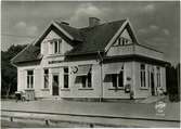 Öppnad 1900.  Stationshus i en och en halv våning i trä. Nedlagd 1967. Det finns i dag ett hembygdsmuseeum i gamla stationsbyggnaden.