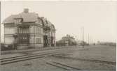 Till vänster Hotellet  till höger stationshuset. lokstallarna till höger i bild.