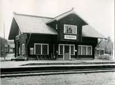 Gävle-Dala Järnväg, GDJ.
Stationshuset byggt av Ferdinand Boberg, inspirerad av Anders Zorn.
Bandelen Mora-Älvdalen partiellt nedlagd 1961-09-01.