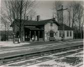 Malmö -Ystads Järnväg, MYJ.
Stins Karlssons döttrar. Fr.v. Ida och Ann-Sofie.
Han var född 1849 och hade tre döttrar: Ann-Sofie, Ida och Eva.
Karlsson var stins 1886-1908.
