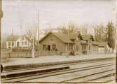 Helsingborg-Hässleholms Järnväg, HHJ. 
Stationshuset af rödt tegel, hvit fogning, planket grönt, fönsterbågarna mörkbruna, hvita skyltar, svarta tak. Huset i fonden hvitt, svart tak.