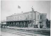 Mellersta Blekinge Järnväg, MBIJ. Ronneby station år 1900 - 1901 med stationspersonal och dåvarande MBIJ förvaltningspersonal.