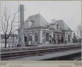 Stationen anlades 1860. Den gamla stationen hette Södertelge från början. Från 1885 till 1888 fick namnet Södertelge övre, sedan Saltskog  tills ny station Södertälje södra byggdes 1921. Då  överflyttades trafiken från Saltskog till Södertälje.