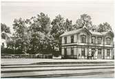 Sandbäckshult station öppnades1897. I början hette den Hornsjö såg. Tvåvånings stationshus i trä, moderniserat 1944. Mekanisk växelförregling. Från stationen gick det tåg åt fyra håll. Här korsades Mönsterås Järnväg och Kalmar - Berga Järnväg. 1940 förstatligades stationen.