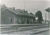 Stationen anlades 1862. En  och enhalvvånings stationshus i trä. Mekanisk växelförregling. Järnvägen elektrifierades 1933. Nedlagd 1990.