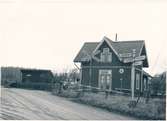 Hållplats öppnad på 1874. På begäran av kommunalförman i Segerstad den 1906-03-27 tillbyggdes väntesalen. Innan dess var det vaktens kök som fungerade som väntsal för resande. Med tillkomsten av postanstalten ändrades hållplatsens namn från Segerstad till Segerby.  Den nedlades 1961.