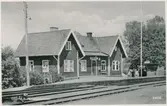 Station öppnad 1886. Envånings stationshus i trä med två gavlar mot banan. Stationshus av banans större typ. Stationen nedlagd 1977. Stationshuset revs i april 1981.