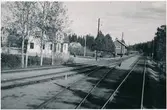 Daterar från 1910 som hållplats. Station anlagd 1932. En- och enhalvvånings stationshus, putsat. Elektrisk växelförregling.