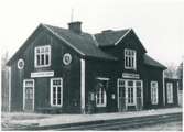 Stationen efter nedladningen. Station Hörk sedan Silverhöjden. Stationen anlades 1875. En- och enhalvvånings stationshus i trä. Den nedlades 1986.