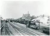 Ånglok med blandat tåg vid Skara station