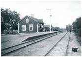 Järnvägsanställd och barn vid Skedalaheds station