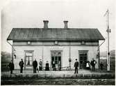 Skene station 1882. Personal och resande utanför stationshuset.