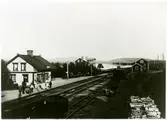 Stationshuset från tågsidan med bangården i förgrunden.