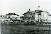 Skövde Järnvägsstation och skövde gamla hotell sedda från Vattenkuranstaltens gård år 1872.