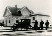 Bildressin med vagn vid Sollebrunn Station. Västergötland-Göteborgs Järnväg, VGJ. Var mellan 1900-1970 station på Västgötabanan. Köptes av Statens Järnvägar, SJ 1948. Banan nedlagd 24/8 1970.