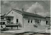 Sommens Station. Statens Järnvägar, SJ. Stationen byggdes under 1870-talet efter Boxholmsmodellen som var ritad av chefsarkitekten Adolf W. Edelsvärd vid Statens Järnvägars arkitektkontor. Stationen revs under 1940-talet. Banan elektrifierades 1939.
