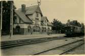 Spannarboda järnvägsstation. Statens Järnvägar, SJ. Linjen byggdes av SJ och öppnades i december år 1900 och elektrifierades 1934 och trafiken avvecklades 12/5 1968. SJ Dg Lok132.