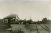 Spetsebo station vid invigningen av Varberg- Ätrans Järnväg, VbÄJ. Banan invigdes 1911 och lades ner 1961. Banan var inte elektrifierad utan ånglok och diesellok drog tågen och på senare år förekom även rälsbussar. Ätranbanan som den kallas gick i konkurs 1932 och övertogs i juli samma år av Halmstad- Nässjö Järnväg, HNJ.