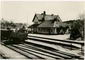 Spånga station. Stockholm-Västerås-Bergslagens Järnväg, SWB. Stationen invigdes 15/12 1876. 1908 byggdes ett nytt stationshus som revs 1975 och ersattes med en plåtbyggnad. 2004 byggdes ett nytt stationshus. Sedan 1969 är Spånga bara en pendelstågsstation. SWB Y3 75 eller SWB Y3 79.