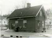 Spångenäs station. Det fanns en trafikförvaltning för tre järnvägar, Norsholm-Västervik-Hultsfreds Järnväg, NVHJ. Sträckan Hultsfred-Västerviks järnväg, HWJ, öppnades i november 1879. Stationen revs i mars/april 1973.