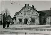 Staffanstorps station. Statens Järnvägar, SJ. 1875 öppnades banan för trafik. Tillhörde Lund-Trelleborgs Järnväg, LTJ mellan 1875-1919.  1919 -1940 tillhörde den Landskrona-Lund-Trelleborgs Järnväg, LLTJ. Banan förstatligades 1940 och lades ner 1960.