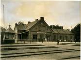 Staffanstorps station efter ombyggnad. Lund-Trelleborgs Järnväg, LTJ. 1875 öppnades banan för trafik. Tillhörde Lund-Trelleborgs Järnväg, LTJ mellan 1875-1919.  1919 -1940 tillhörde den Landskrona-Lund-Trelleborgs Järnväg, LLTJ. Banan förstatligades 1940 och lades ner 1960.