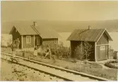 Stamgärde banvaktstuga på linjen Undersåker - Hålland. Statens Järnvägar, SJ. På fotot reparatör Lindells föräldrar. Stugan revs i augusti/september 2007.