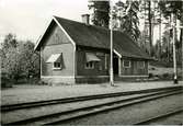 Stavsjö bruks station. Stafsjö Järnväg, Stafsjö J.  Kallas också för Nunnebanan. Öppnades 1902 av AB Stafsjö Jernväg, Stafsjö J. Innan  anslutningen till Statens Järnvägar, SJ 1915 hette stationen Stafsjö. Banan lades ner 1939.