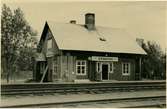 Stenbackens station. Statens Järnvägar, SJ. Banan öppnad 1903. Banan elektrifierades 1915. Stationshuset byggd 1902 och sålt 1998.