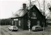 Stenbackens station. Statens Järnvägar, SJ. Banan öppnad 1903. Banan elektriiferades 1915. Stationshuset byggd 1902 och sålt 1998.