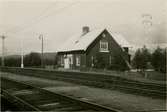 Stenbackens station. Statens Järnvägar, SJ. Banan öppnad 1903. Banan elektrifierades 1915. Stationshuset byggd 1902 och sålt 1998.