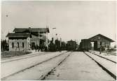Simrishamn - Tommelilla Järnväg, CTJ, Tomelilla första stationshus uppförd 1865. Godsmagasin finns till höger i bild och en semafor.