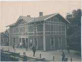 Halmstad Nässjö Järnväg, HNJ,  Personal kollar lasten på vagnarna.