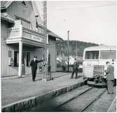Ullared station,Knt eller Knd ? Ingvar efternamn oläsligt (text på baksidan)vid singnalmasten. Nedläggning av linjen Falkenberg- Limmared 1959.11.01 etapp 1 och 1960-12-16,