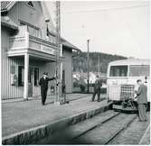 Ullared station,Knt eller Knd ? Ingvar efternamn oläsligt (text på baksidan)vid singnalmasten. Nedläggning av linjen Falkenberg- Limmared 1959.11.01 etapp 1 och 1960-12-16,