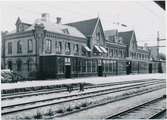 Varberg station omedelbart efter sista tillbyggnaden med splitterskydd t.h./ år 1940
