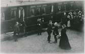 H.M. Oscar II avstiger Kungliga extratåget kl.8.30 förmiddag den 17/9 1901 för att intaga frukost på Veinge station, mottages av Landhövding Nordenfalk med Grevinna