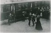 H.M. Oscar II avstiger Kungliga extratåget kl.8.30 förmiddag den 17/9 1901 för att intaga frukost på Veinge station, mottages av Landhövding Nordenfalk med Grevinna
