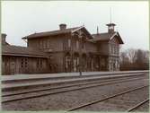 Vingåker station och del av posthuset, till vänster, år 1894.