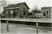 Hållplatsbyggnaden vid Österport (Visby) förbereds för flyttning den 22 januari 1956.