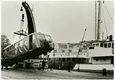 Lastning av rälsbuss (Hilding Carlsson typ) på M/F Solklint i Visby hamn. Statens Järnvägar. SJ UFCo2p 1687 är redan lastad.