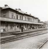 Vänersborg station, med stationsinspektor.