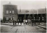 Personalen uppställd för fotografering framför lokstallet., någon gång under elektrifieringen 1932-1933.