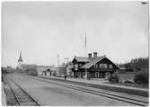 Vy över bangården, stationshuset och kyrkan.