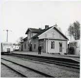 Älvsered station. Hilding Karlsson motorvagn på stationen. Kontorist G. A. Glamheden på bilden.