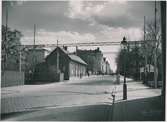 Örebro. Statens Järnvägar, SJ.Köping-Hult Järnvägs gamla stationshus. Här bodde från början arbetsledaren vid Köping-Hults Järnväg, KHJ Teo Smith. Eldrift 1932.