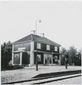 Örsundsbros station. Uppsala-Enköping Järnväg, UEJ. Nybyggt 1925 efter att det gamla hade brunnit ner 1924. Övergick till Statens Järnvägar, SJ 1937.