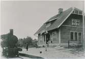 Östaröd station. Kristianstad-Hässleholms Järnväg, CHJ. Var hållplats fram till 1907 då stationen byggdes. Men stationen öppnades först 1909 och lades ner 1969. Övergick till Statens Järnvägar, SJ 1944. Banan uppriven 1973/1974.Ånglok. Stationen är privatägd sen 1991. CHJ lok 16, som efter förstatligandet hette SJ L11 1656.