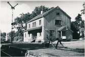 Österbybruk station. Dannemora-Hargs Järnväg, DHJ. Öppnades den 2/1 1878 och lades ner den 1/8 1970. Stationen byggdes1918 och samma år förlängdes bangården, som då fick två nya spår.